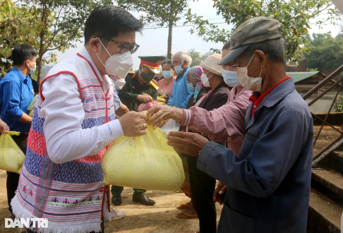Huyện miền núi chi 1 tỷ đồng mua heo, mổ thịt tặng người khó khăn - 4 Huyện miền núi chi 1 tỷ đồng mua heo, mổ thịt tặng người khó khăn - 4
