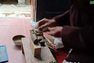 Ông Phùng Đình Giáp chia sẻ về nghề "thổi hồn" vào đất.