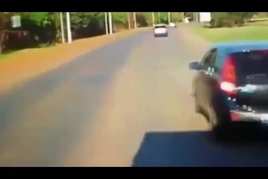 Hãi hùng cảnh tài xế rút súng dọa người đi sau không cho vượt