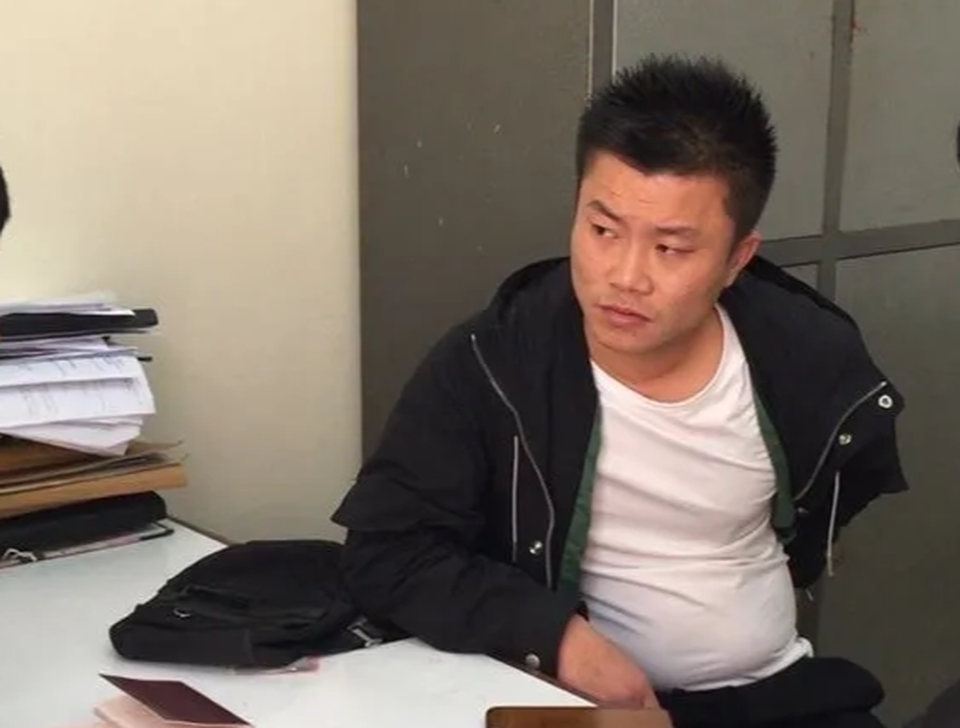 Phát hiện một người Trung Quốc lừa bán hàng dỏm ở Đà Nẵng - 1