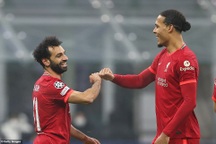 Salah lập công, Liverpool mở toang cánh cửa vào tứ kết Champions League