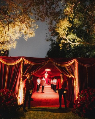 Giới siêu giàu, ngôi sao hạng A Hollywood đổ bộ bữa tiệc nhà Kardashian - 7