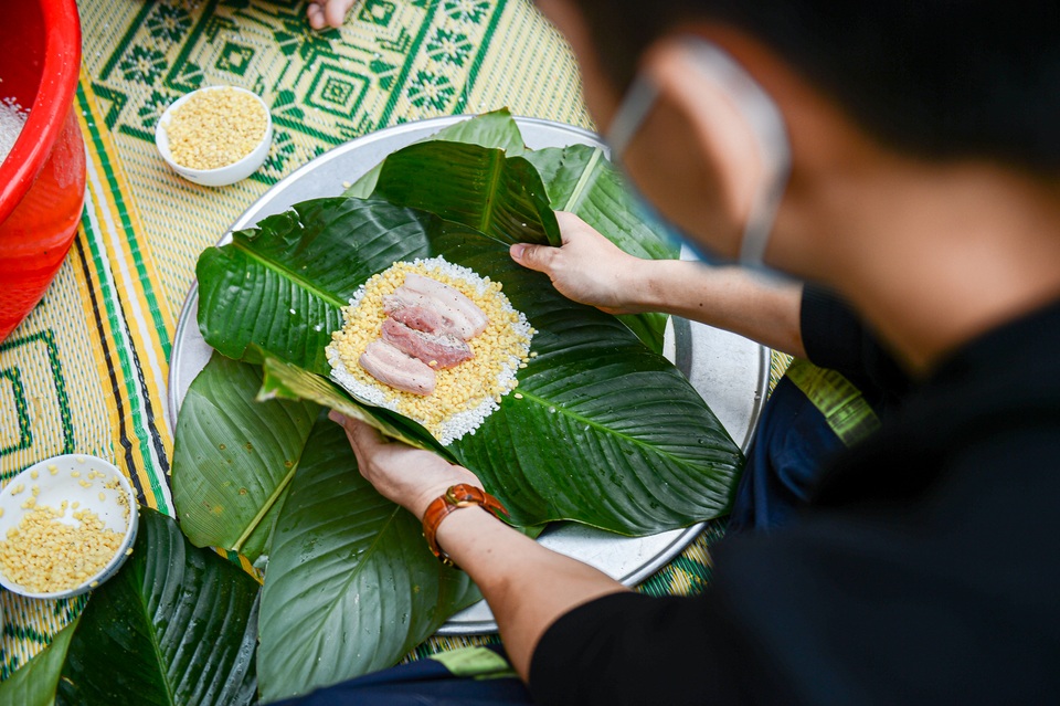 Lính cứu hỏa trổ tài gói bánh chưng đón Tết - 3 Lính cứu hỏa trổ tài gói bánh chưng đón Tết - 3