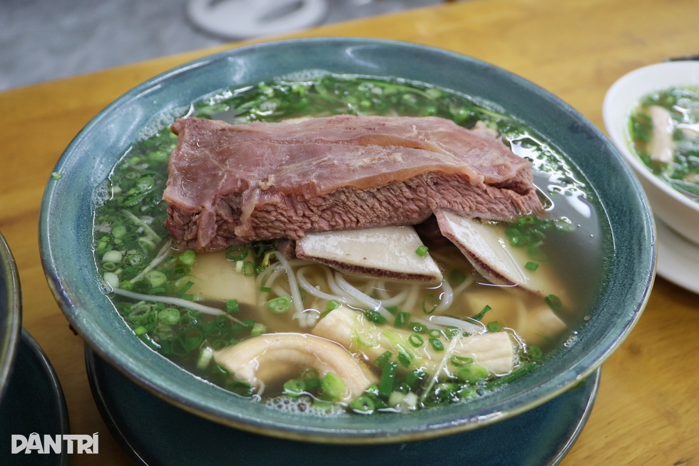 Độc đáo tô phở gần 1kg, có miếng sườn to nhất TPHCM - 3 Độc đáo tô phở gần 1kg, có miếng sườn to nhất TPHCM - 3