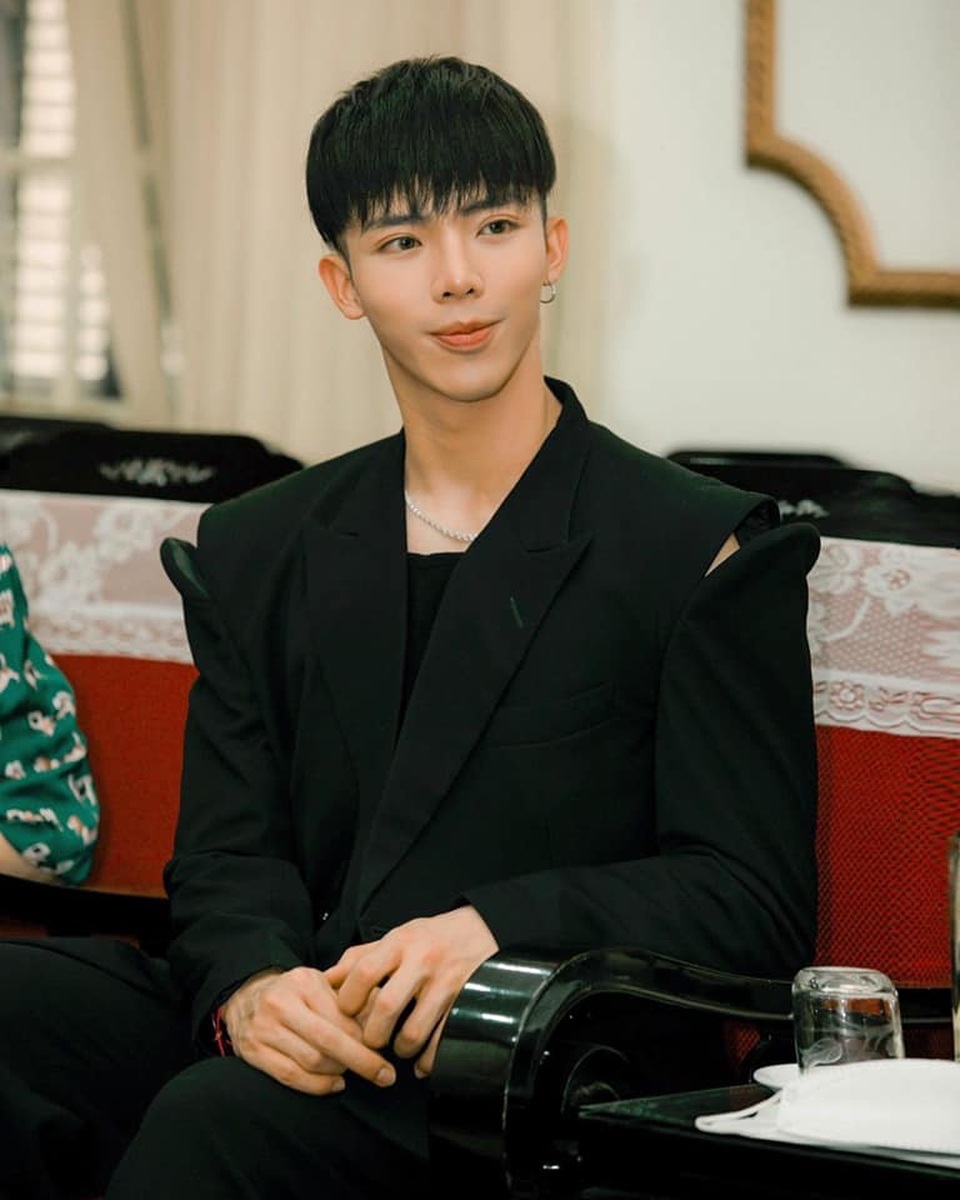 Đang nổi đình đám với Ghen cô Vy, Erik lại gây chú ý với đồ bảo hộ sân bay - 8 Đang nổi đình đám với Ghen cô Vy, Erik lại gây chú ý với đồ bảo hộ sân bay - 8
