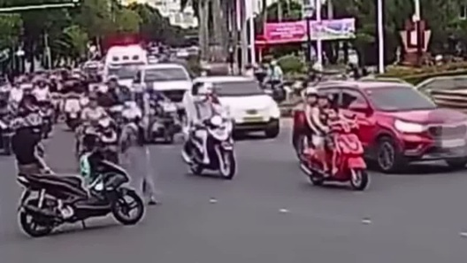 Người phụ nữ lao ra vẫy xe cấp cứu, pha xử lý của kíp 115 gây xúc động