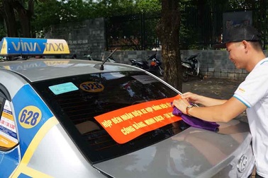 Hàng loạt tài xế taxi "cổ vũ" quy định taxi công nghệ cũng phải có hộp đèn