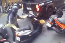 Nổi bật tuần qua: Chó pitbull nhảy khỏi ô tô, tấn công người đi đường