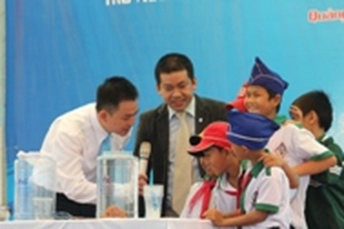 Quảng Trị: Hỗ trợ túi lọc nước sạch cho hàng ngàn người dân vùng bão, lũ 