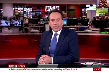 Đang dẫn chương trình, phát thanh viên bị "bắt quả tang"... ngáp vặt