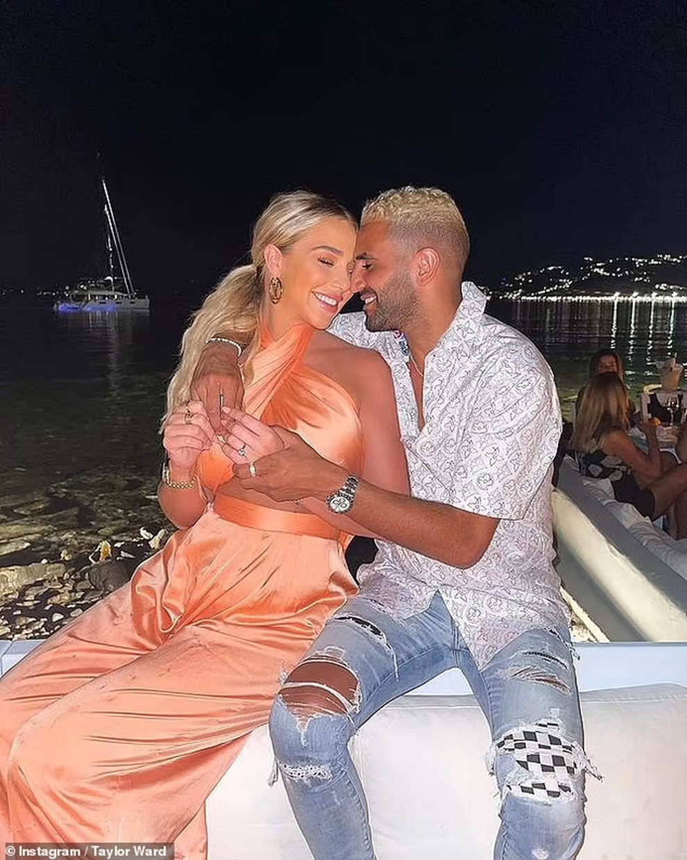 Người mẫu gợi cảm nhận nhẫn 600 nghìn USD từ sao bóng đá Riyad Mahrez - 2