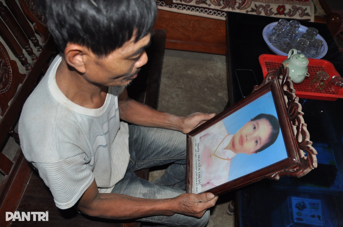 Mẹ u não quyên sinh, 3 con ôm di ảnh đớn đau đến tê dại - 3 Mẹ u não quyên sinh, 3 con ôm di ảnh đớn đau đến tê dại - 3