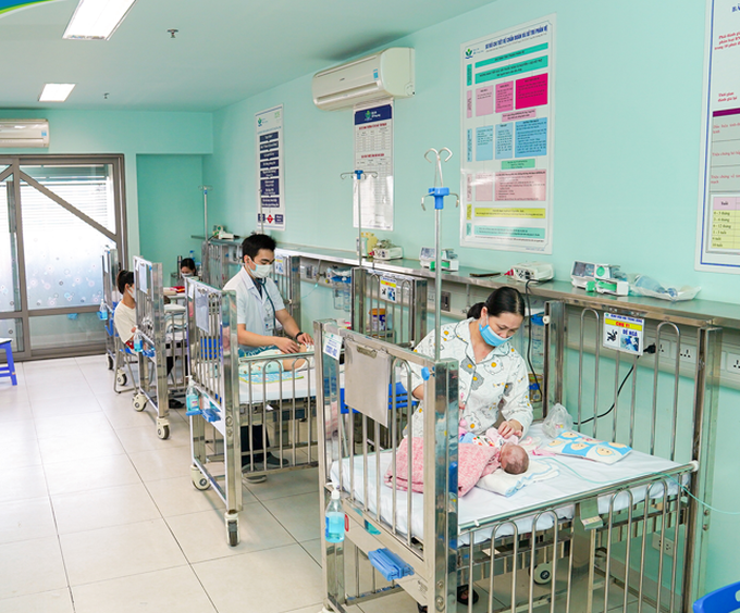 Bệnh nhi nhiễm virus hợp bào hô hấp đang được điều trị tại Phòng Cấp cứu – Trung tâm Hô hấp, Bệnh viện Nhi TW. Ảnh BVNTW