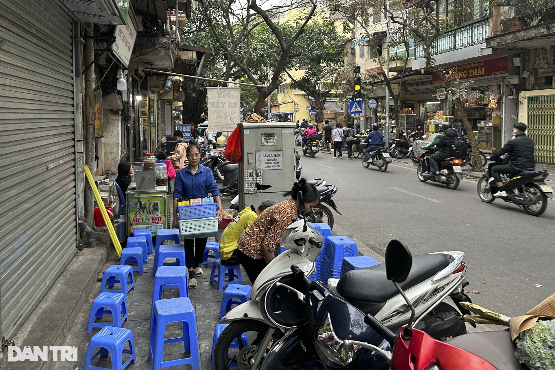 Vỉa hè ở Hà Nội không dành cho người đi bộ - 14 Vỉa hè ở Hà Nội không dành cho người đi bộ - 14