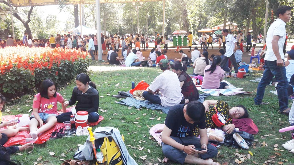 Suối Tiên, Thảo Cầm viên quá tải ngày mùng 2 Tết - 15 Suối Tiên, Thảo Cầm viên quá tải ngày mùng 2 Tết - 15