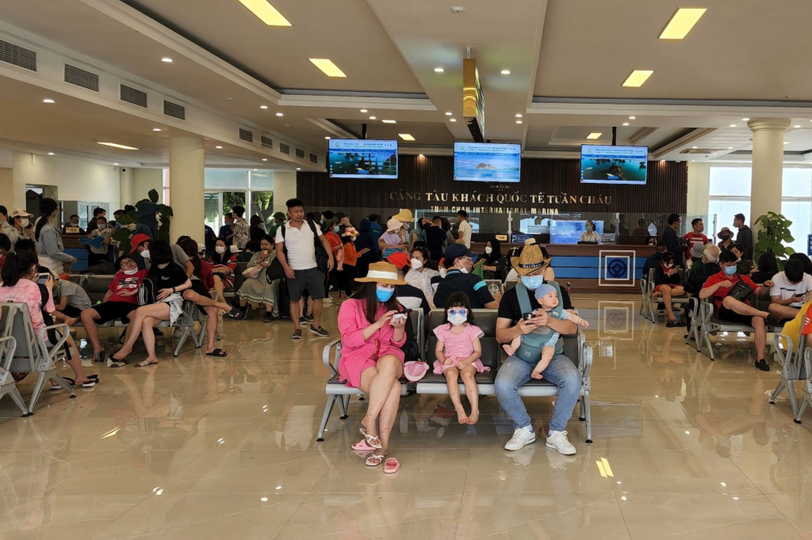 Ngừng cấp phép tàu du lịch tham quan vịnh Hạ Long do thời tiết xấu - 2 Ngừng cấp phép tàu du lịch tham quan vịnh Hạ Long do thời tiết xấu - 2