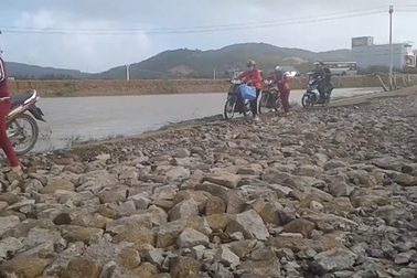 Bình Định: Lũ rút “lộ” nhiều tuyến đường hư hỏng nghiêm trọng