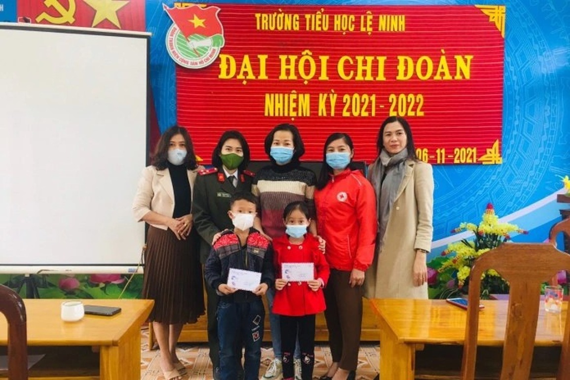 Khi nữ chiến sĩ công an làm mẹ đỡ đầu cho học sinh nghèo, mồ côi - 3 Khi nữ chiến sĩ công an làm mẹ đỡ đầu cho học sinh nghèo, mồ côi - 3