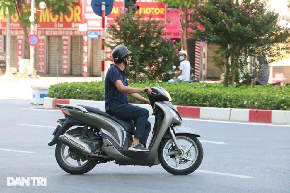 Hà Nội: Hàng loạt xe máy quay đầu bỏ chạy khi gặp chốt kiểm dịch liên ngành - 4 Hà Nội: Hàng loạt xe máy quay đầu bỏ chạy khi gặp chốt kiểm dịch liên ngành - 4