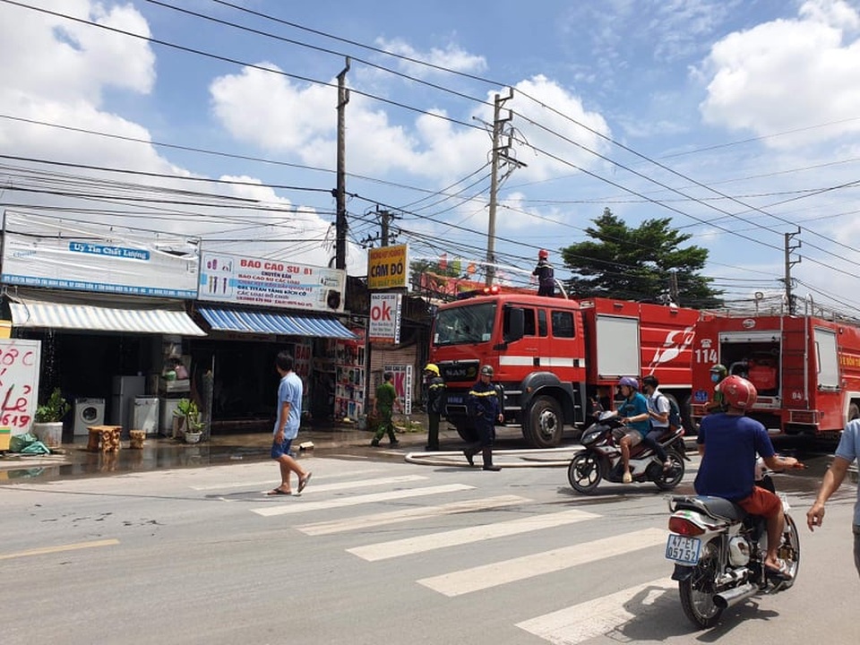 Ba người tử vong trong vụ cháy tiệm cầm đồ - 1 Ba người tử vong trong vụ cháy tiệm cầm đồ - 1