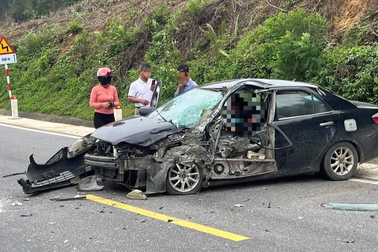 Xe tập lái va chạm xe tải, 2 thầy trò bị thương nặng