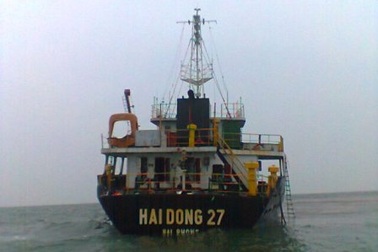 Tàu Hải Đông 27 được ngư dân lai dắt vào bờ an toàn