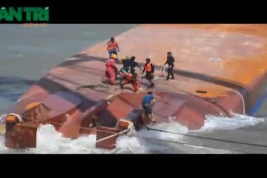 Cận cảnh quá trình cẩu 350 tấn trục vớt tàu Hoàng Phúc 18