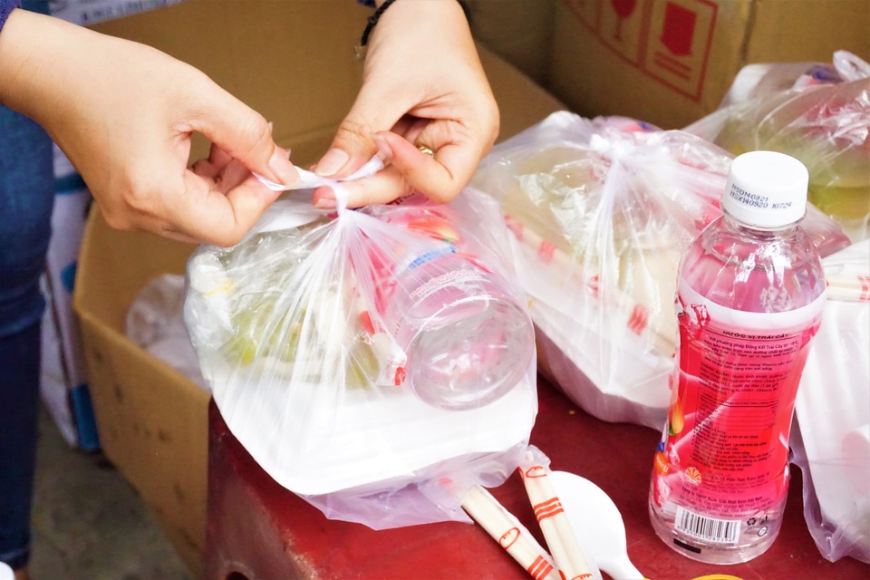 Người phụ nữ đều đặn mỗi tháng tặng người lao động nghèo cơm chay miễn phí - 2 Người phụ nữ đều đặn mỗi tháng tặng người lao động nghèo cơm chay miễn phí - 2