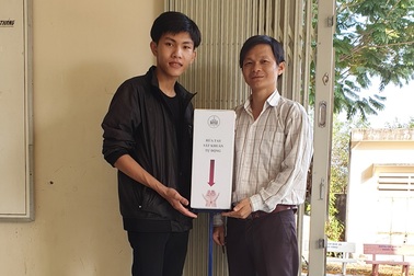 Giảng viên và sinh viên chế tạo máy rửa tay tự động ngăn dịch Covid-19