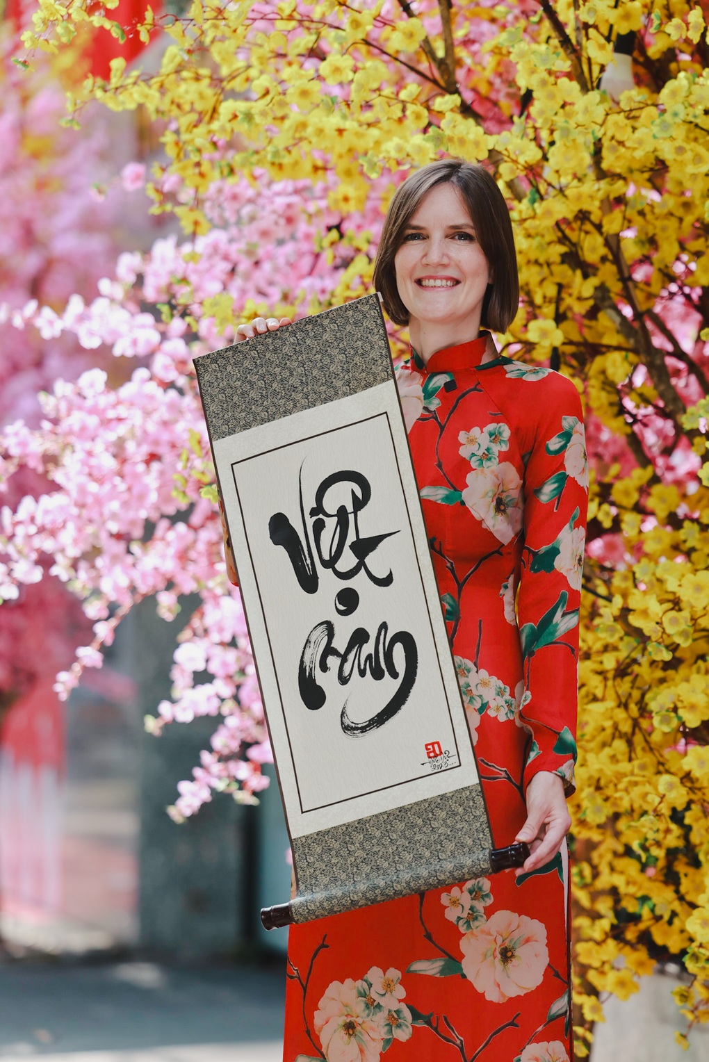 Đại sứ Anh viết thư pháp, gói bánh chưng nhân dịp Tết Quý Mão - 8 Đại sứ Anh viết thư pháp, gói bánh chưng nhân dịp Tết Quý Mão - 8