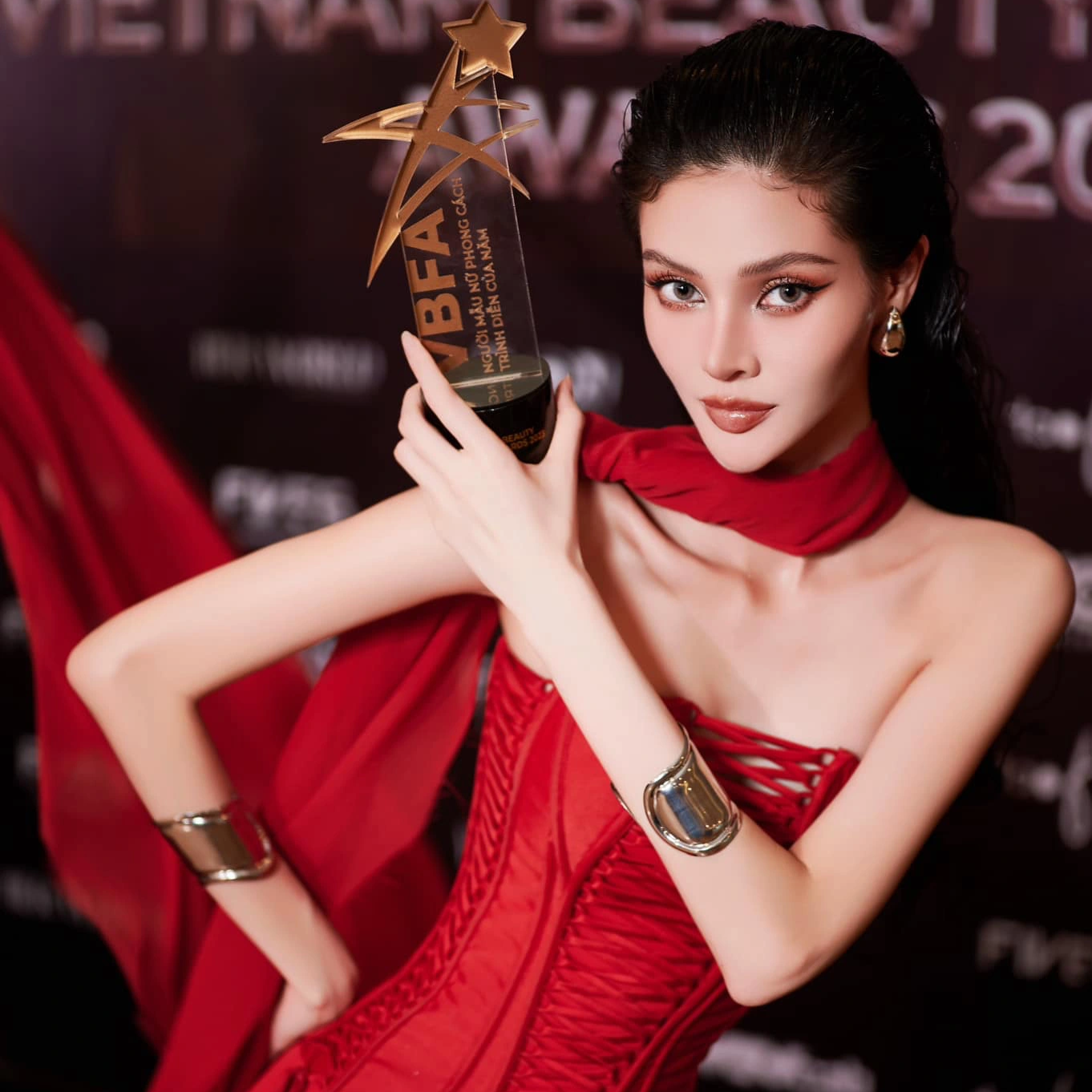 نایب قهرمان مسابقات نیو منتور با ظاهر لاغر و دور کمر ۵۳ سانتیمتریاش شوکه شد - ۶ Á quân The New Mentor gây sốc với ngoại hình gầy gò, vòng eo 53cm - 6