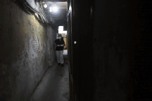 Độc lạ quán phở "đi đường hầm, ăn trong lô cốt" ở Hà Nội