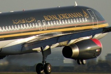 Bé gái chào đời ở độ cao hơn 10.600 mét