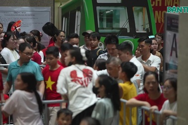 Hàng nghìn người dồn về trong 30 phút, ga Cát Linh gồng mình ngăn vỡ trận