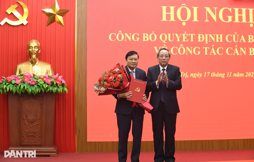 Председатель провинции Нгеан был назначен заместителем секретаря провинциального комитета партии Куангчи - 1 Chủ tịch tỉnh Nghệ An được chỉ định làm Phó Bí thư Tỉnh ủy Quảng Trị - 1