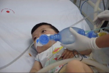 3 năm không cai được máy thở, bé 3 tuổi cầm cự sự sống qua ngày.