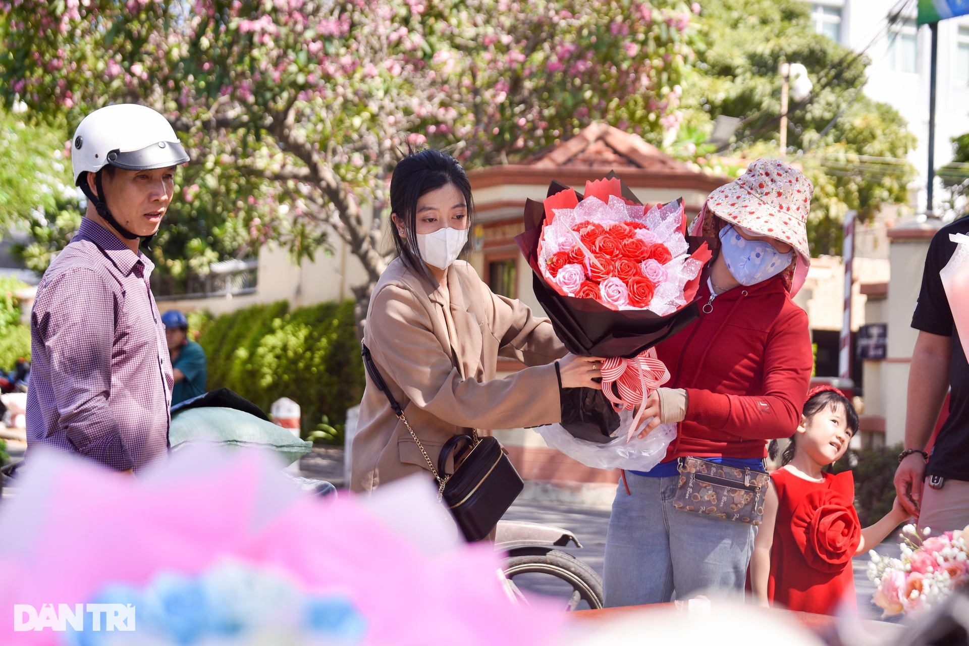 Tiểu thương khóc ròng vì hoa ế trong ngày lễ Tình nhân - 4 Tiểu thương khóc ròng vì hoa ế trong ngày lễ Tình nhân - 4