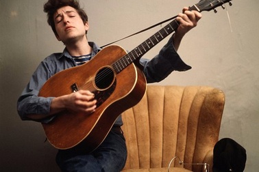 Bob Dylan “không buồn quan tâm” tới giải Nobel Văn học