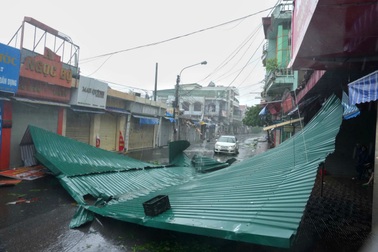 Bão Yagi đổ bộ Quảng Ninh: Đường phố ngổn ngang, hàng loạt cột điện gãy đổ