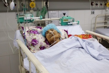 Phẫu thuật xương đùi cứu sống mẹ Việt Nam anh hùng 100 tuổi