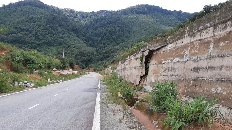 Kinh hãi đoạn đường hơn 500 tỷ đồng tiềm ẩn nguy hiểm trước mùa mưa bão - 3 Kinh hãi đoạn đường hơn 500 tỷ đồng tiềm ẩn nguy hiểm trước mùa mưa bão - 3
