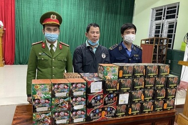 Bắt đối tượng chở hàng chục hộp pháo trái phép đang chạy xe trên quốc lộ