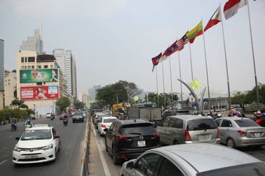 Giao thông ùn ứ nhiều giờ sau tai nạn chết người ở trung tâm Sài Gòn