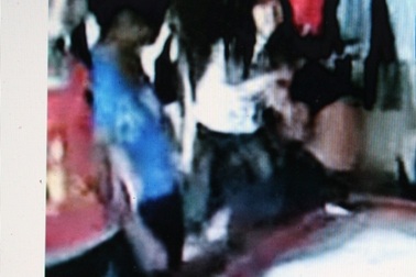 Đình chỉ học 1 tuần nhóm nữ sinh đánh đập, lột áo bạn