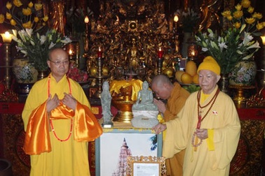 Thủ tướng trao tặng ngọc Xá lợi phật và Phật ngọc