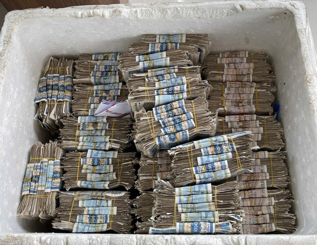 Bắc Ninh: Người đàn ông mang cả thùng tiền mua ô tô, 7 nhân viên hì hục đếm - 1