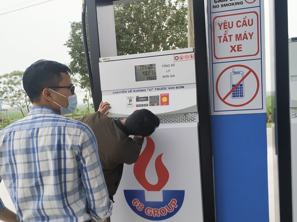 Tăng kiểm tra, loạt cửa hàng vỡ lở vì vi phạm trong kinh doanh xăng dầu - 1 Tăng kiểm tra, loạt cửa hàng vỡ lở vì vi phạm trong kinh doanh xăng dầu - 1