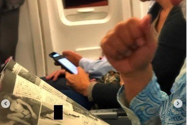 Đi máy bay, sốc khi thấy người ngồi cạnh đọc truyện tranh khiêu dâm