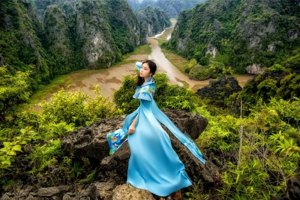 Đại sứ áo dài Việt Nam khoe bộ ảnh tuyệt đẹp trên đỉnh Hang Múa - 7 Đại sứ áo dài Việt Nam khoe bộ ảnh tuyệt đẹp trên đỉnh Hang Múa - 7