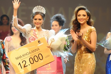 Khả Hân bất ngờ ngất xỉu sau khi đăng quang Hoa hậu Việt Nam Thế giới 2018